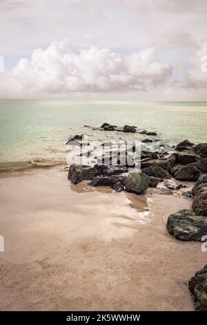 Strand am Meer an den Lavafelsen Tobago entspannende Aussicht Seeseite niemand Stockfoto
