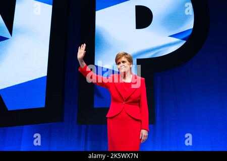 Aberdeen, Schottland, Großbritannien. 10.. Oktober 2022. Erste Ministerin Nicola Sturgeon spricht am dritten Tag in Aberdeen, Schottland, vor der schottischen Nationalparteikonferenz. Aufgrund der Covid-Pandemie haben sich in diesem Jahr zum ersten Mal seit Oktober 2019 Mitglieder der schottischen Nationalpartei zu einer Konferenz getroffen. Abb. Nicola Sturgeon winkt den Delegierten nach ihrer Rede zu. Iain Masterton/Alamy Live News Stockfoto