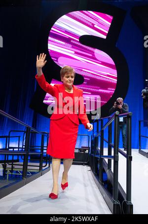 Aberdeen, Schottland, Großbritannien. 10.. Oktober 2022. Erste Ministerin Nicola Sturgeon spricht am dritten Tag in Aberdeen, Schottland, vor der schottischen Nationalparteikonferenz. Aufgrund der Covid-Pandemie haben sich in diesem Jahr zum ersten Mal seit Oktober 2019 Mitglieder der schottischen Nationalpartei zu einer Konferenz getroffen. Abb. Nicola Sturgeon winkt den Delegierten nach ihrer Rede zu. Iain Masterton/Alamy Live News Stockfoto