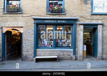 Außenansicht des Schaufensters des Addyman Books Stores am National Bookshop Day in der Buchstadt Hay-on-Wye Powys Wales Großbritannien KATHY DEWITT Stockfoto