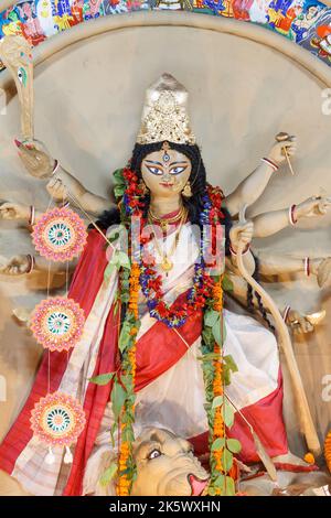 Mayur Vihar , Phase-I , Neu-Delhi , Indien,Dt-02 Oct 2022.A VEW of Durga Idiol within Puja Pandal Stockfoto