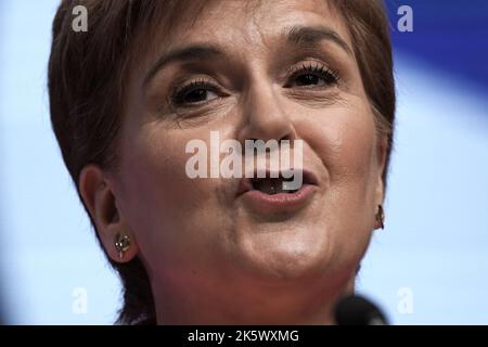 First Ministerin Nicola Sturgeon hält ihre Keynote-Rede während der SNP-Konferenz im Event Complex Aberdeen (TECA) in Aberdeen, Schottland. Bilddatum: Montag, 10. Oktober 2022. Stockfoto