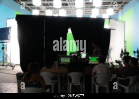 Filmset oder Filmset. Verschwommenes Fotografieren von Filmlot. Hinter den Kulissen. Lärm und Körnung enthalten Stockfoto
