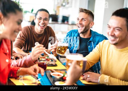 Junge Leute trinken Bier und Säfte zum Brunch - Freundschaftsleben-Konzept mit jungen Leuten, die Happy Hour zusammen in p genießen Stockfoto