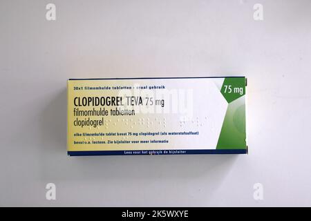 Foto einer Packung Clopidogrel-Tabletten (ein Thrombozytenaggregationshemmer, Blutverdünner), die von Teva Pharmaceuticals hergestellt wurde Stockfoto