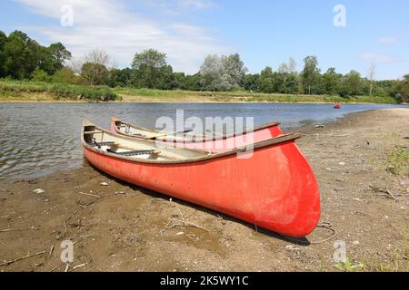 Zwei alte rote Kanus (Boote) am Ufer der Morava, Österreich, Europa Stockfoto