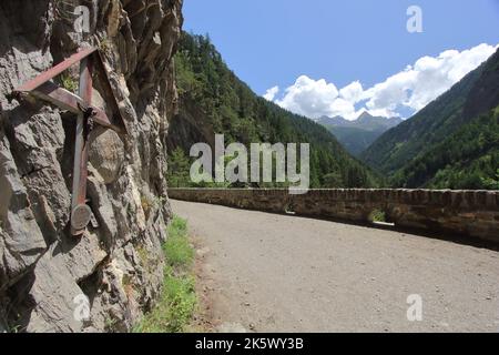 Twingi-Klamm-Straße (Ausserbinn–Binn) in den Alpen, Binn, Binntal, im Kanton Wallis in der Schweiz Stockfoto