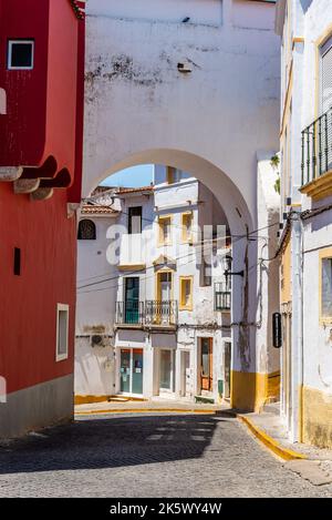 Elvas, Portugal - 10. Juli 2022: Panoramasicht auf die Altstadt von Elvas. Enge Gassen mit weiß getünchten weißen Häusern Stockfoto