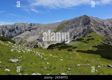 Blick auf die Gipfel Schrocken und Pyhrner Kampl im Totes Gebirge in den Alpen, Austien Stockfoto