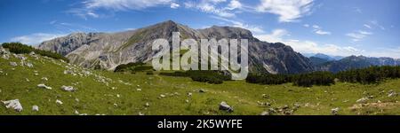 Panoramablick auf die Gipfel Schrocken und Pyhrner Kampl im Totes Gebirge in den Alpen, Österreich Stockfoto