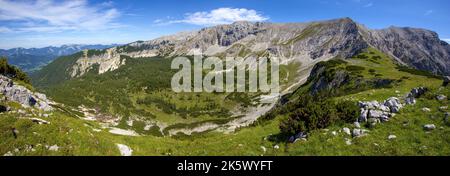 Panoramablick auf das Tal und die Gipfel Schrocken und Pyhrner Kampl im Totes Gebirge in den Alpen, Austien Stockfoto
