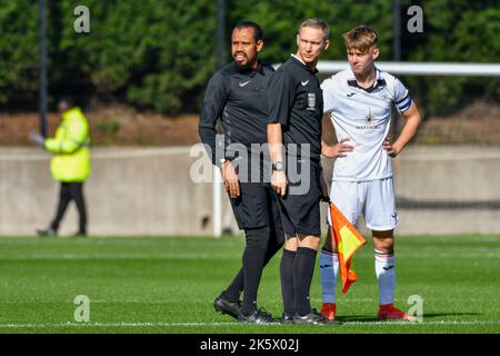 Swansea, Wales. 8. Oktober 2022. Joshua Carey von Swansea City (rechts) spricht vor dem Professional Development League Cup-Spiel zwischen Swansea City unter 18 und Exeter City unter 18 an der Swansea City Academy in Swansea, Wales, Großbritannien am 8. Oktober 2022 mit dem Assistant Referee Ali hajiali und dem Assistant Referee Thomas Jeffrey. Quelle: Duncan Thomas/Majestic Media. Stockfoto