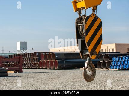 Nahaufnahme eines Kranhakens auf dem Industriegelände an einem sonnigen Tag Stockfoto