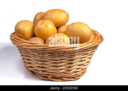 Kartoffeln im Korb vor weißem Hintergrund Stockfoto