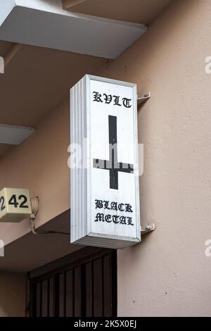 KVLT Black Metal Plattenladenschild mit umgekehrtem Kreuz in Punavuori dsitrict in Helsinki, Finnland Stockfoto