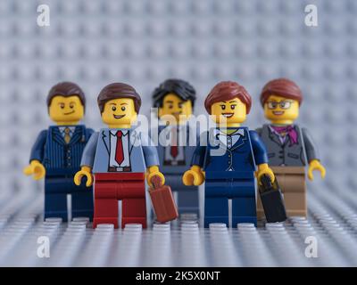 Tambow, Russische Föderation - 09. Oktober 2022 Lego businesssperson minifiguren stehen und blicken in ihre erfolgreiche Zukunft. Stockfoto