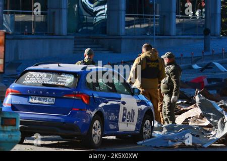 Kiew, Ukraine. 10. Oktober 2022. Polizeibeamte inspizieren einen toten Körper einer Frau am Ort des russischen Beschusses in Kiew. Nach mehreren Monaten relativer Ruhe erschütterte Kiew am frühen Montagmorgen durch mehrere Explosionen. Der Leiter des ukrainischen Militärs sagte, dass russische Streitkräfte mindestens 75 Raketen auf die Ukraine abfeuern, wobei tödliche Angriffe auf die Hauptstadt Kiew und Städte im Süden und Westen durchgeführt wurden. (Foto: Aleksandr Gusev/SOPA Images/Sipa USA) Quelle: SIPA USA/Alamy Live News Stockfoto