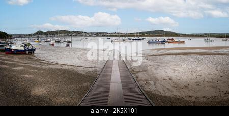 Panoramablick auf den hölzernen Slip Way, der am 5. Oktober 2022 in Conwy, Gwnydd, North Wales, in den River Conwy führt Stockfoto