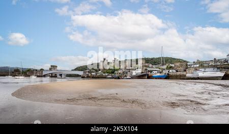 Panoramablick auf Conwy Castle und geerdete Fischerboote vom Flussbett bei Ebbe in Conwy, Gwnydd, Nordwales am 5. Oktober 2022 Stockfoto