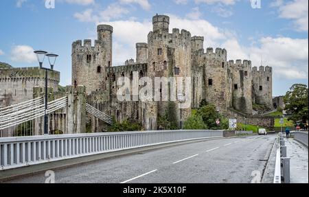 Conwy Castle am 5. Oktober 2022 vom Conwy Quay mit den Liverpool Arms im Vordergrund in Conwy, Gwnydd, North Wales Stockfoto