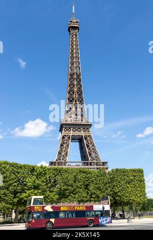 Bigbus vor dem Eiffelturm in Paris Stockfoto