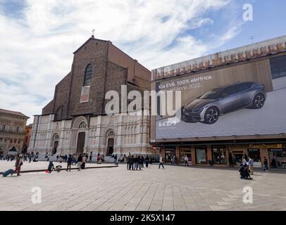 BOLOGNA, ITALIEN - 19. APRIL 2022: Außenansicht der Basilica di San Petronio in Bologna auf der Piazza Maggiore mit großer Kia EV6-Anzeige Stockfoto