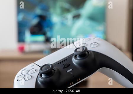 OSTRAVA, TSCHECHISCHE REPUBLIK - 17. MÄRZ 2022: DualSense-Controller zum Spielen eines Computerspiels auf der Sony PlayStation 5-Konsole Stockfoto