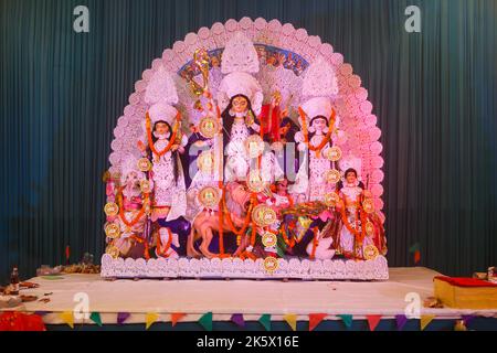 Sarita Vihar Sarbojanin Puja Samiti, Neu-Delhi, Indien, Dt-1 Oct 2022. Ein Blick auf Durga Idiol in Puja Pandal Stockfoto