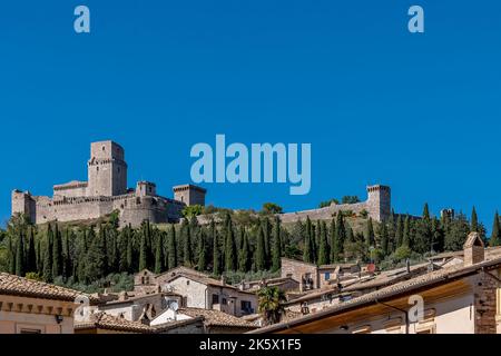 Die Rocca Maggiore dominiert das historische Zentrum von Assisi, Perugia, Italien Stockfoto