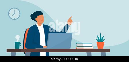 Lächelnde Frau, die am Schreibtisch sitzt, arbeitet mit einem Laptop und zeigt nach oben, Remote-Arbeits- und Technologiekonzept, leerer Kopierbereich Stock Vektor