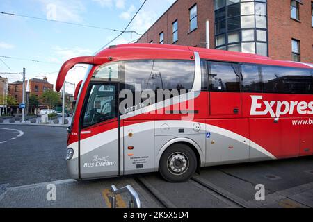 Bus eireann Schnellstraße Intercity-Bus zieht aus dem Geschäft Straße irizar i6 Bus dublin republik irland Stockfoto