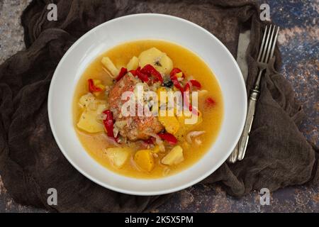 Typisch portugiesischer Fischeintopf Caldeirada auf weißem Teller auf Keramik Stockfoto