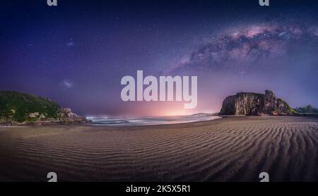 Panoramablick auf Guarita Beach und Nachthimmel mit Milchstraße und Magellanschen Wolken - Torres, Rio Grande do Sul, Brasilien Stockfoto