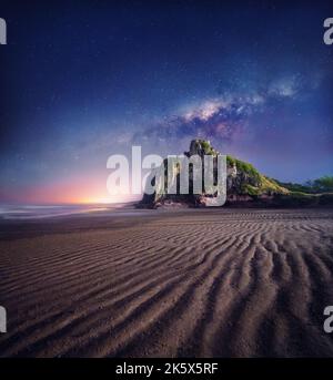 Guarita Beach und Nachthimmel mit Milchstraße - Torres, Rio Grande do Sul, Brasilien Stockfoto