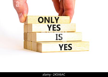 Nur ja ist ja Symbol. Konzept Worte nur ja ist ja auf Holzblöcken auf einem schönen weißen Tisch weißen Hintergrund. Geschäftsmann Hand. Business, Psycho Stockfoto