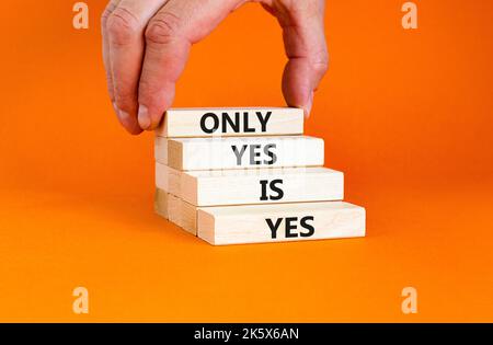 Nur ja ist ja Symbol. Konzept Worte nur ja ist ja auf Holzblöcken auf einem schönen orangen Tisch orange Hintergrund. Geschäftsmann Hand. Business, Psyc Stockfoto