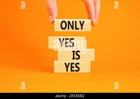 Nur ja ist ja Symbol. Konzept Worte nur ja ist ja auf Holzblöcken auf einem schönen orangen Tisch orange Hintergrund. Geschäftsmann Hand. Business, Psyc Stockfoto