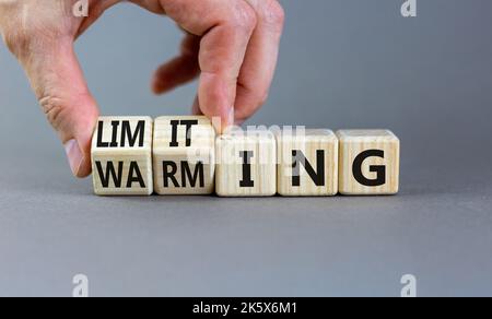 Symbol für Begrenzung der globalen Erwärmung. Konzept Worte Begrenzung und Erwärmung auf Holzwürfel. Geschäftsmann Hand. Schöne graue Tabelle grauen Hintergrund. Business l Stockfoto