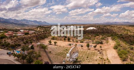 Außenansicht des Wissenschaftscampus der University of Arizona, Biosphere 2 in Oracle, Arizona. Stockfoto