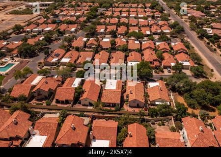 Tucson, Arizona. Rote Dächer von Wüstenhäusern. Stockfoto