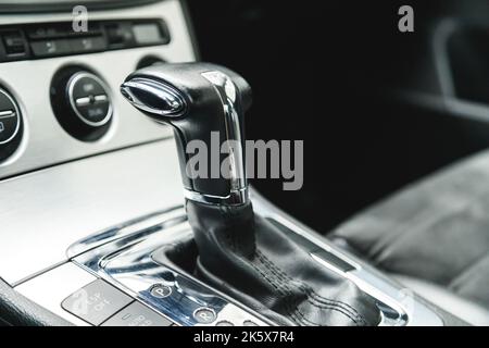 Wahlschalter zur Steuerung eines Robotergetriebes für ein DSG-Auto in einem neuen modernen Auto. Stilvoller Salon Stockfoto