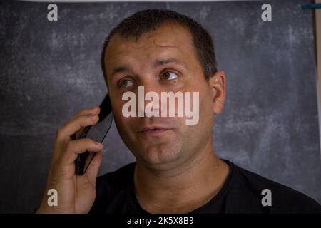 Ein junger Mann telefoniert. Stockfoto