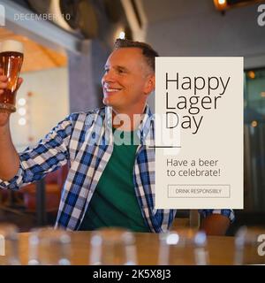 Zusammensetzung des Happy-Lager-Tages-Textes über einen Kaukasier, der Bier trinkt Stockfoto