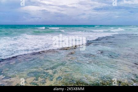 Hurrikan 2021 Gewitter tropischer Sturm mit Blick auf starke Wellen Wind und dunkle Wolken von der Pier Muelle Constituyentes in Playa del Ca Stockfoto