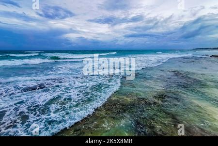 Hurrikan 2021 Gewitter tropischer Sturm mit Blick auf starke Wellen Wind und dunkle Wolken von der Pier Muelle Constituyentes in Playa del Ca Stockfoto