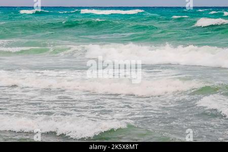 Hurrikan 2021 Gewitter tropischer Sturm mit Blick auf starke Wellen Wind und dunkle Wolken von der Pier Muelle Constituyentes in Playa del Ca Stockfoto