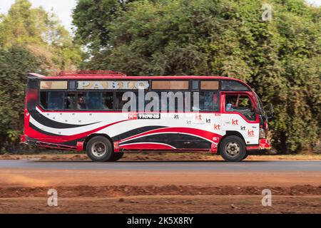 Ein Bus, der entlang der Ngong Straße in der Nähe der Kreuzung mit Oloolua Close fährt. Ngong Road, Nairobi, Kenia. 4. September 2022 Stockfoto