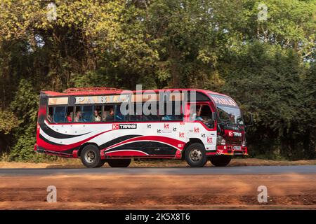 Ein Bus, der entlang der Ngong Straße in der Nähe der Kreuzung mit Oloolua Close fährt. Ngong Road, Nairobi, Kenia. 4. September 2022 Stockfoto
