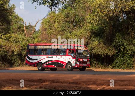 Ein Bus, der entlang der Ngong Straße in der Nähe der Kreuzung mit Oloolua Close fährt. Ngong Road, Nairobi, Kenia. 4. September 2022 Stockfoto