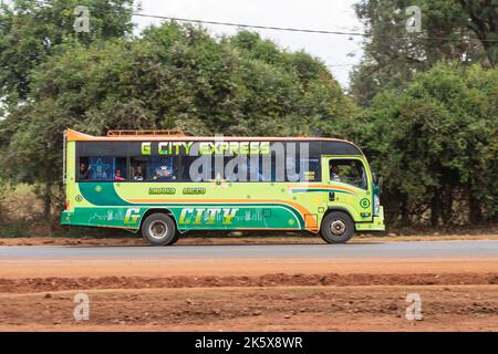 Ein Bus, der entlang der Ngong Straße in der Nähe der Kreuzung mit Oloolua Close fährt. Ngong Road, Nairobi, Kenia. 4. September 2022 Stockfoto